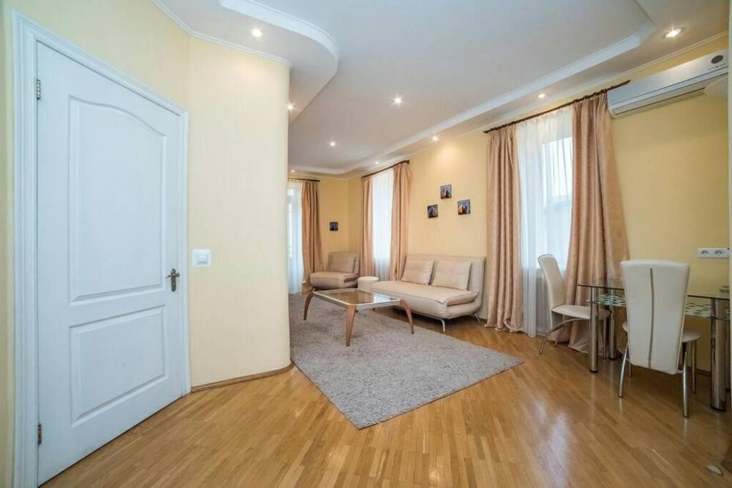 Солнечные апартаменты на Крещатике Київ Екстер'єр фото